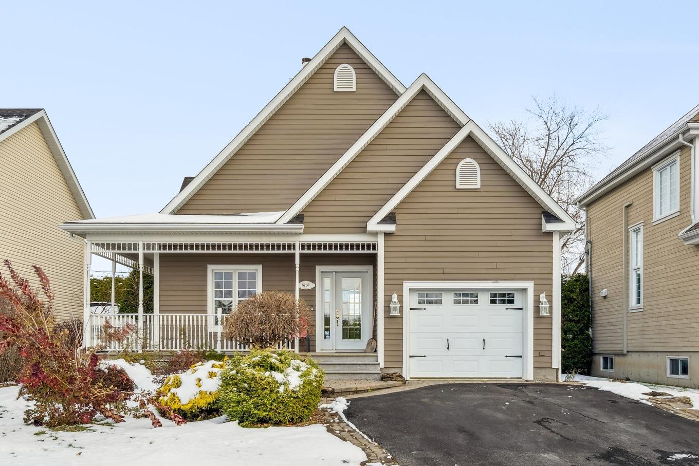 Frontage - 1637 Rue Étienne-Bisaillon, Chambly, QC - Outdoor With Deck Patio Veranda With Facade