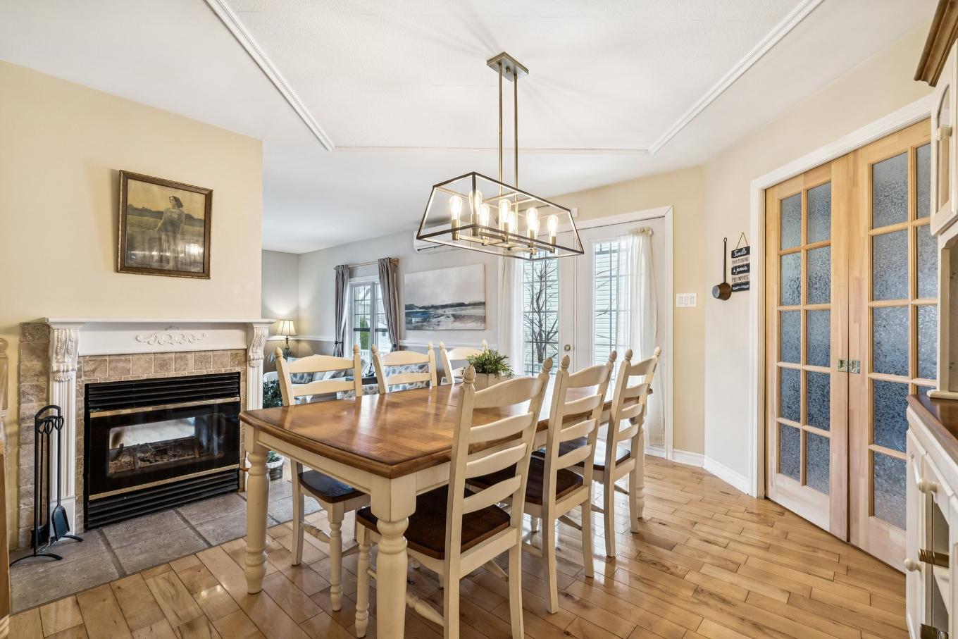 Dining room - 1637 Rue Étienne-Bisaillon, Chambly, QC - Indoor Photo Showing Dining Room With Fireplace