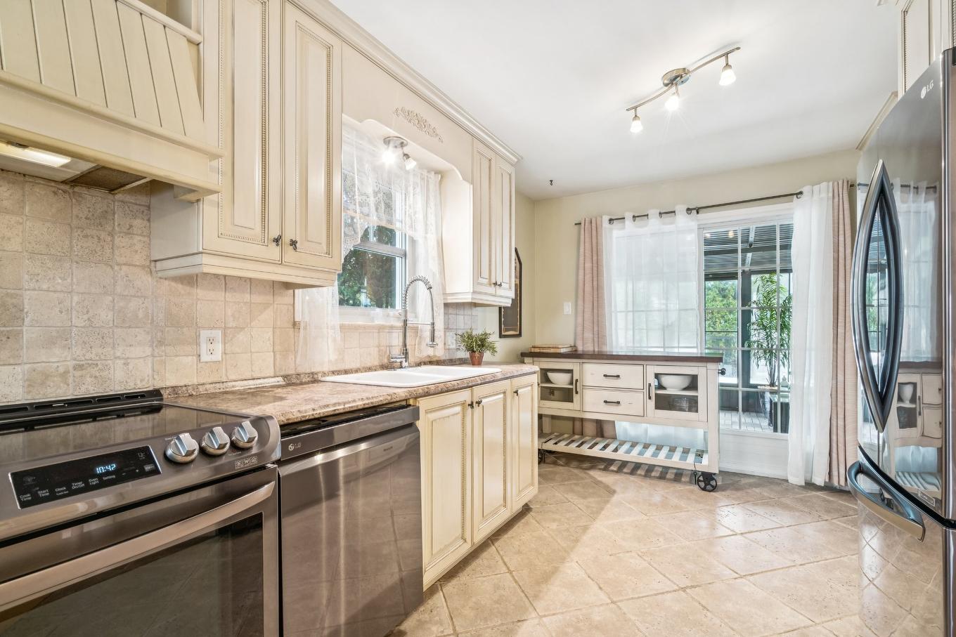 Kitchen - 1637 Rue Étienne-Bisaillon, Chambly, QC - Indoor Photo Showing Kitchen