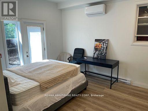 66 Wellington Street S, Hamilton, ON - Indoor Photo Showing Bedroom
