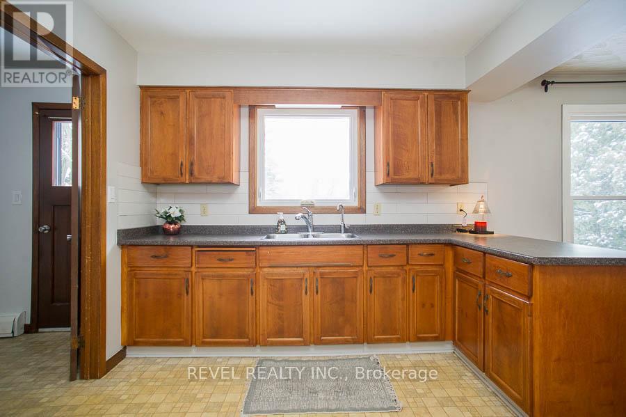 104 Hillside Avenue, Norfolk, ON - Indoor Photo Showing Kitchen With Double Sink