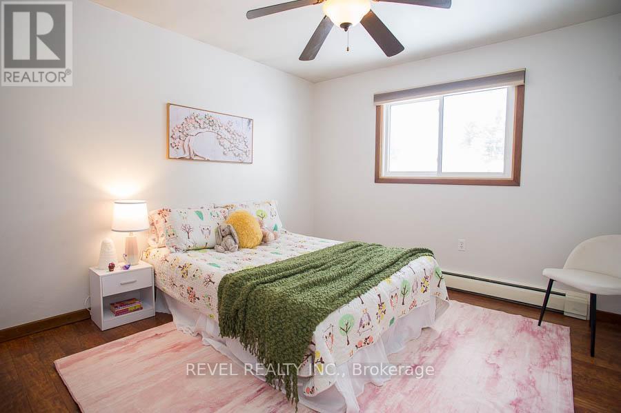 104 Hillside Avenue, Norfolk, ON - Indoor Photo Showing Bedroom