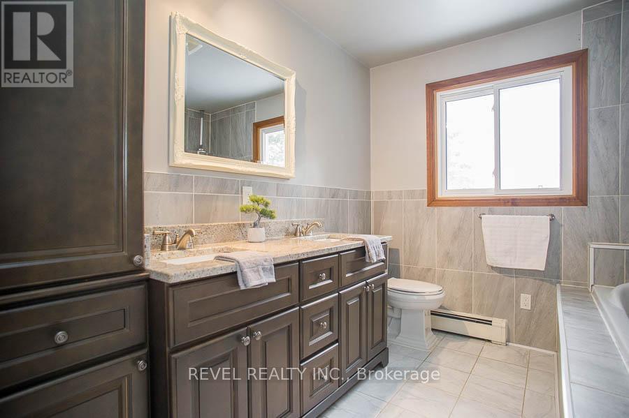 104 Hillside Avenue, Norfolk, ON - Indoor Photo Showing Bathroom