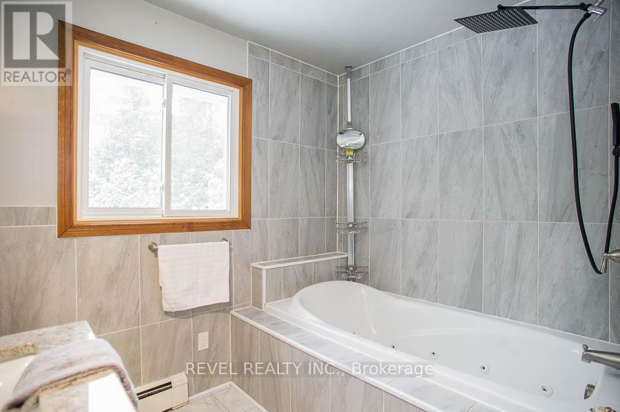 104 Hillside Avenue, Norfolk, ON - Indoor Photo Showing Bathroom