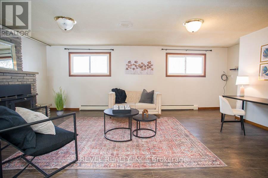 104 Hillside Avenue, Norfolk, ON - Indoor Photo Showing Living Room
