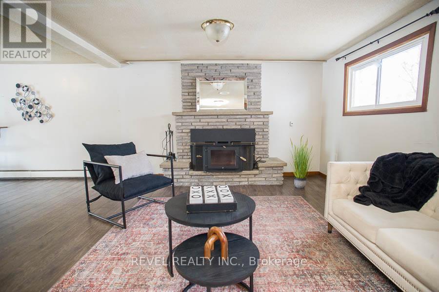 104 Hillside Avenue, Norfolk, ON - Indoor Photo Showing Living Room With Fireplace
