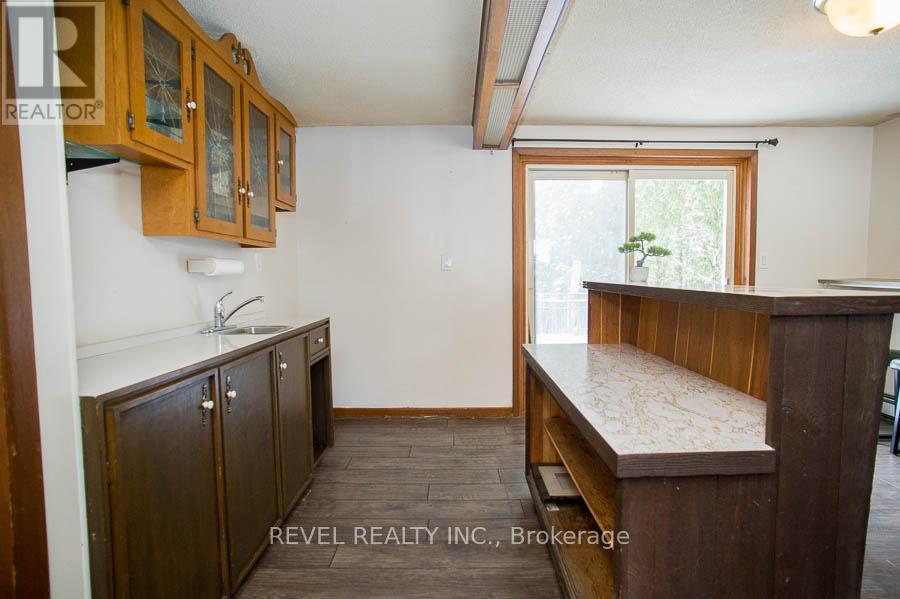 104 Hillside Avenue, Norfolk, ON - Indoor Photo Showing Kitchen