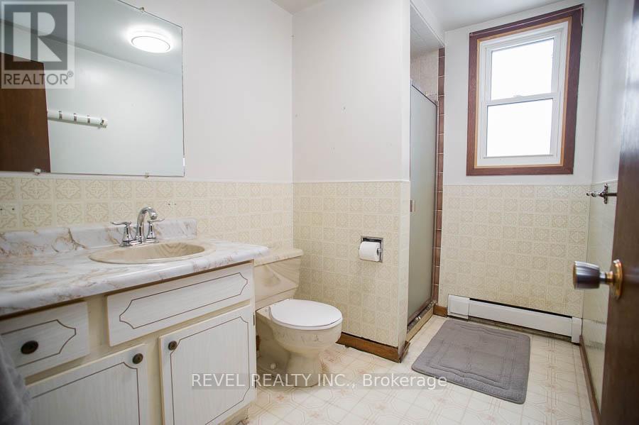 104 Hillside Avenue, Norfolk, ON - Indoor Photo Showing Bathroom