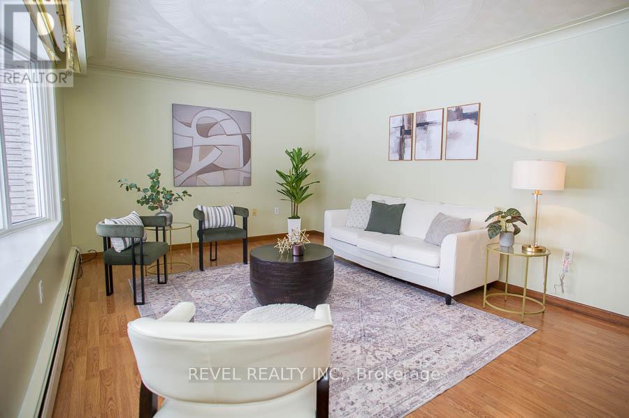 104 Hillside Avenue, Norfolk, ON - Indoor Photo Showing Living Room