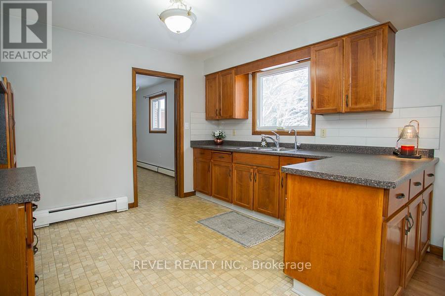 104 Hillside Avenue, Norfolk, ON - Indoor Photo Showing Kitchen With Double Sink