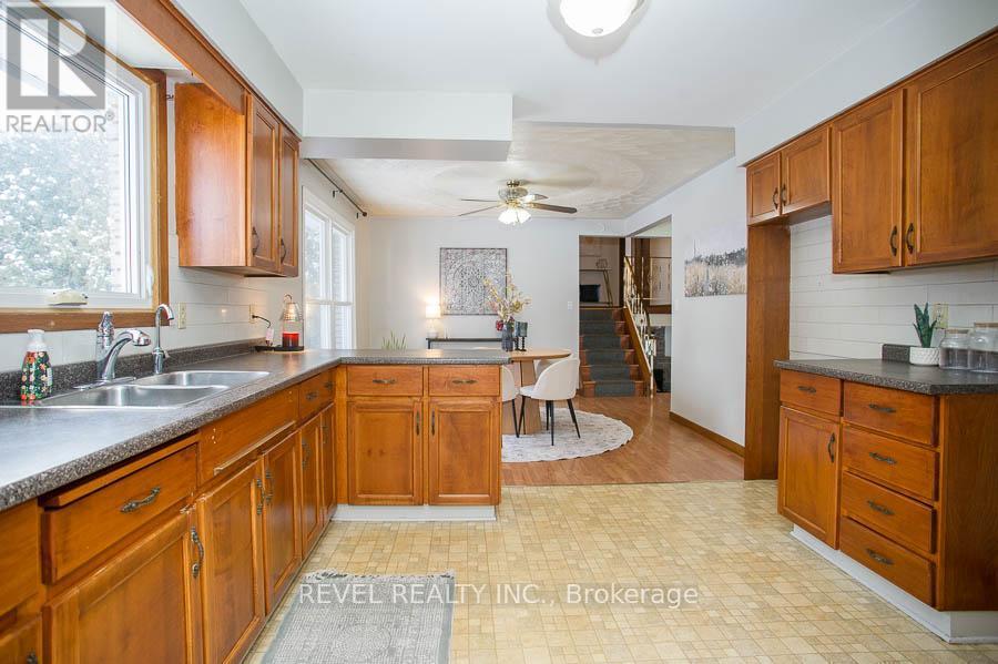 104 Hillside Avenue, Norfolk, ON - Indoor Photo Showing Kitchen With Double Sink