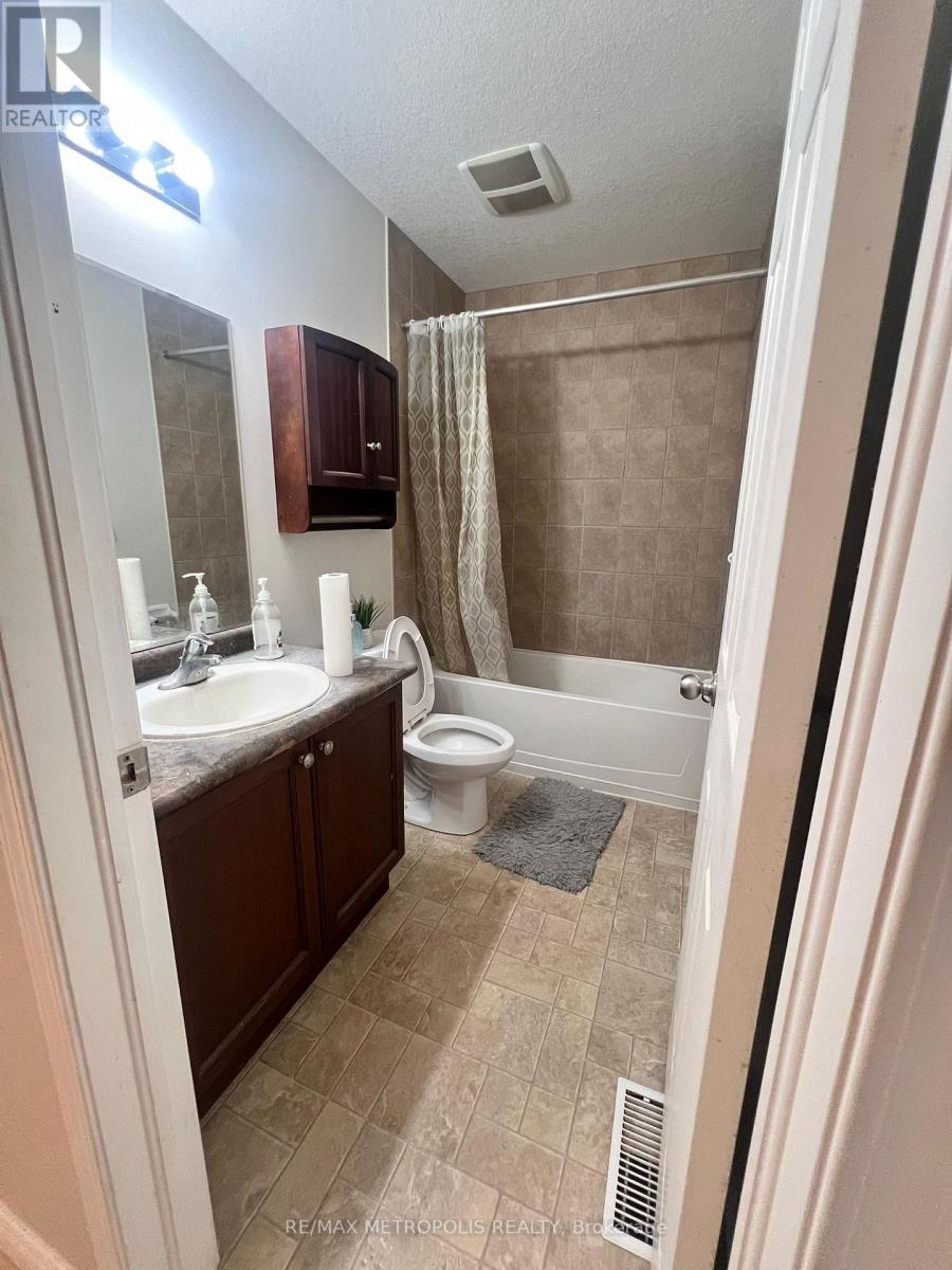 B10 - 155 Highland Crescent, Kitchener, ON - Indoor Photo Showing Bathroom