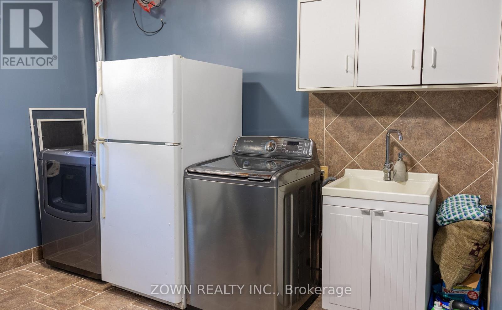 1433 Girard Drive, Lakeshore, ON - Indoor Photo Showing Laundry Room