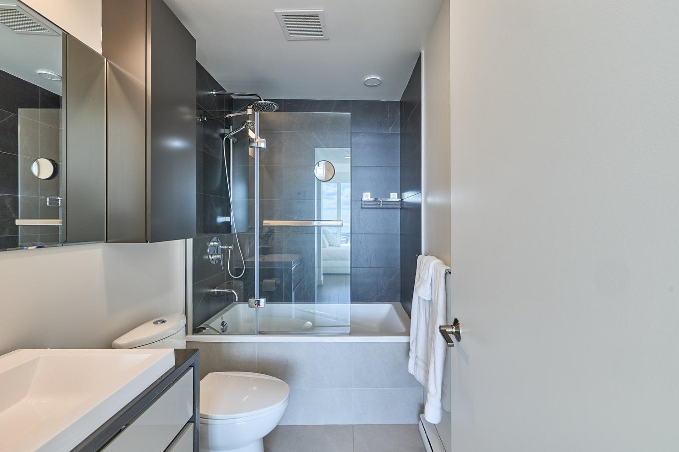 Salle de bains attenante à la CCP - 4502-1188 Rue St-Antoine O., Montréal (Ville-Marie), QC - Indoor Photo Showing Bathroom