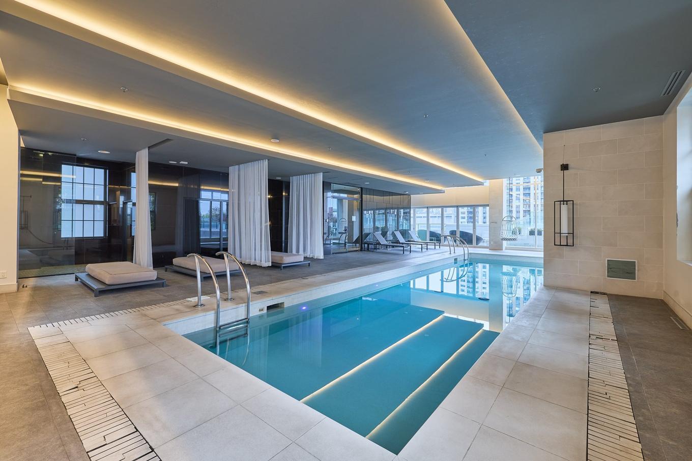 Piscine - 4502-1188 Rue St-Antoine O., Montréal (Ville-Marie), QC - Indoor Photo Showing Other Room With In Ground Pool