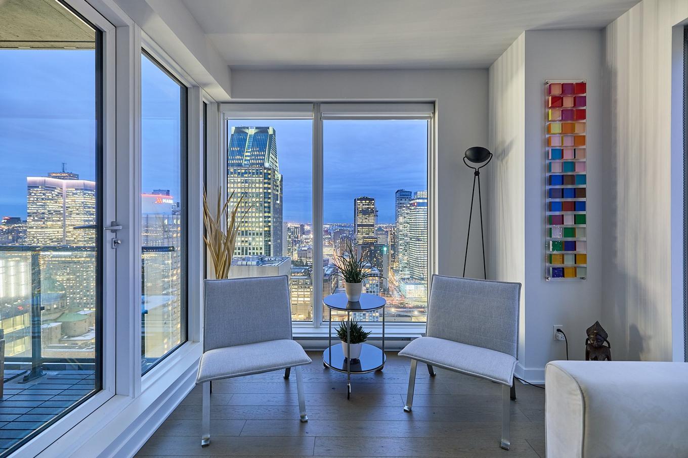 Salon - 4502-1188 Rue St-Antoine O., Montréal (Ville-Marie), QC - Indoor