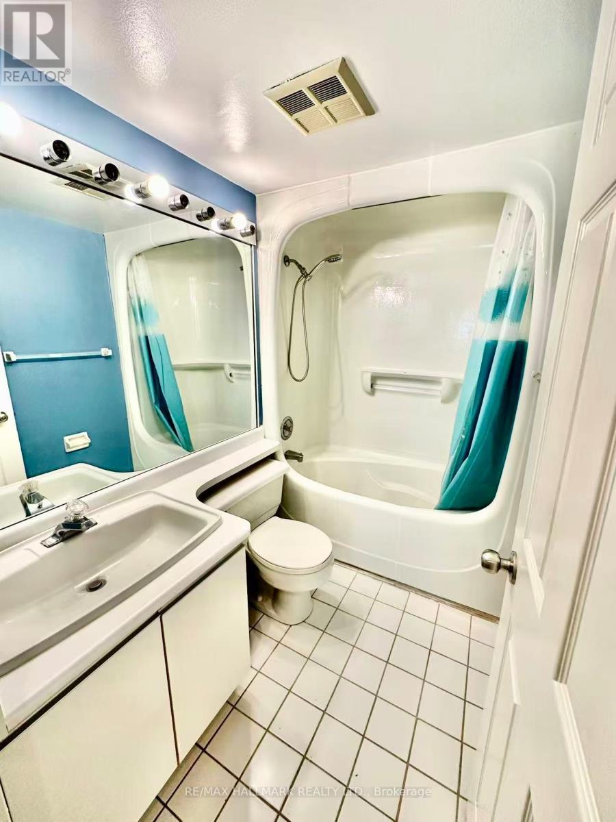 302 - 7 Bishop Avenue, Toronto, ON - Indoor Photo Showing Bathroom