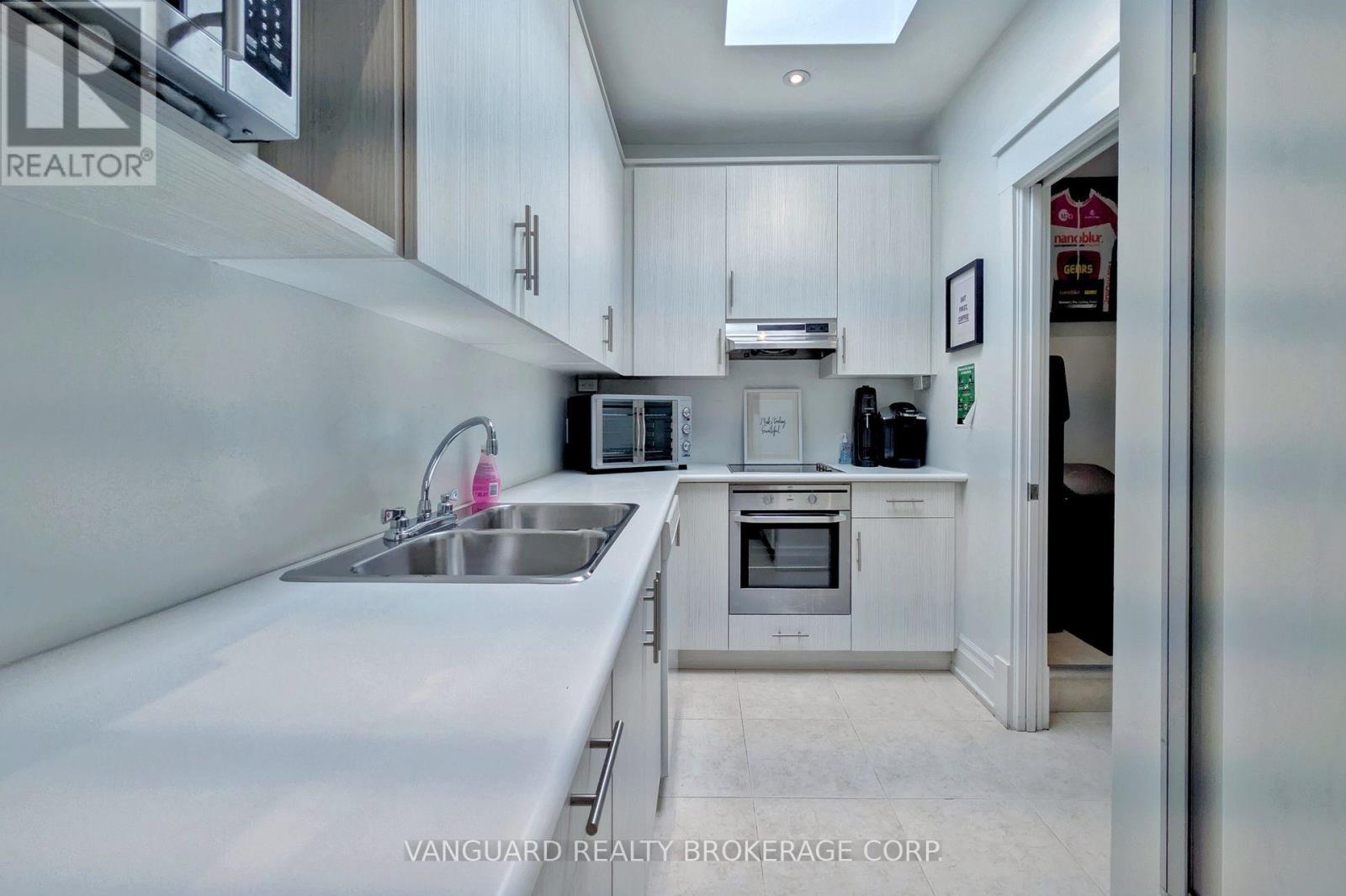 118 Avenue Road, Toronto, ON