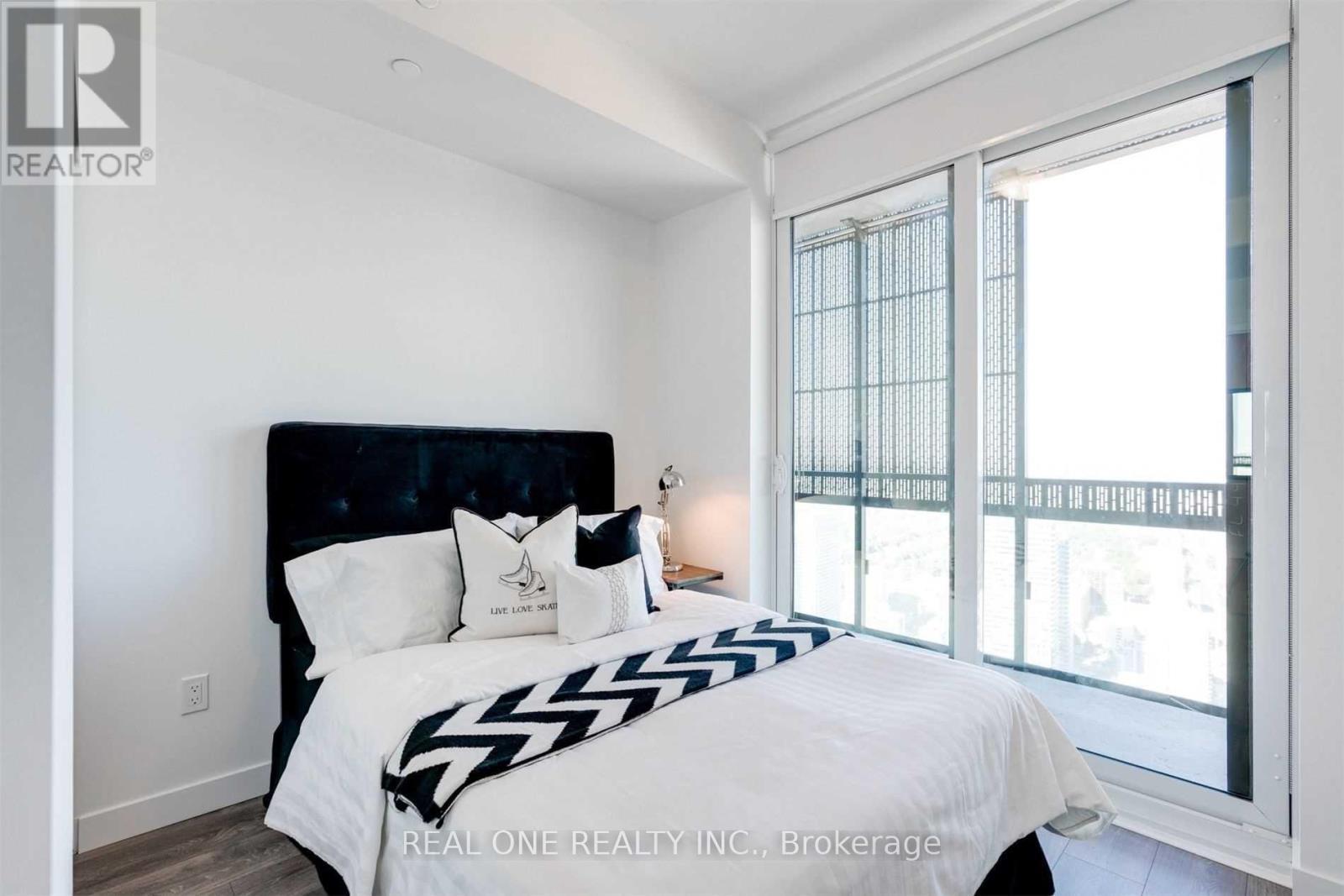 5011 - 8 Eglinton Avenue E, Toronto, ON - Indoor Photo Showing Bedroom