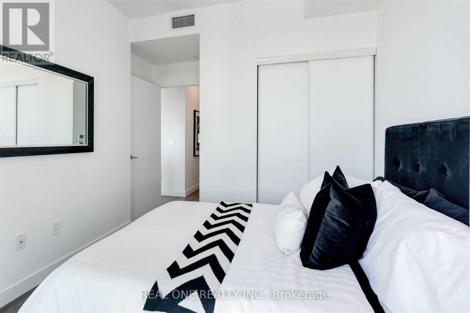 5011 - 8 Eglinton Avenue E, Toronto, ON - Indoor Photo Showing Bedroom