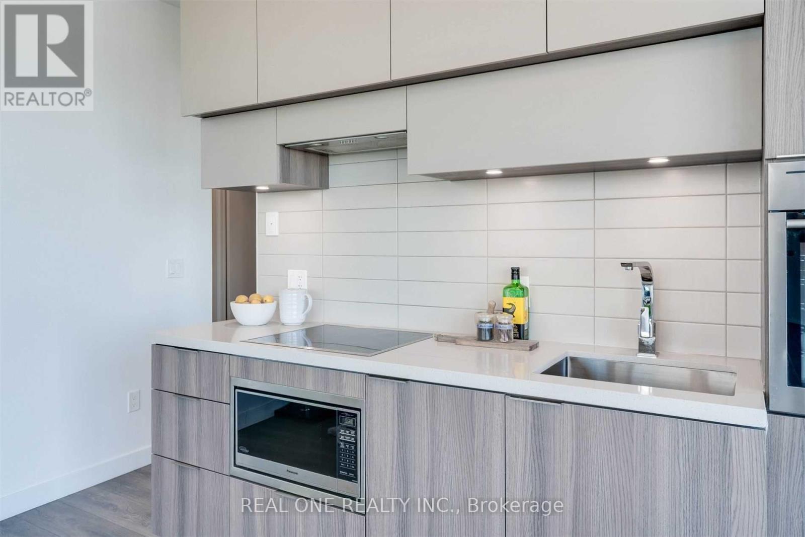 5011 - 8 Eglinton Avenue E, Toronto, ON - Indoor Photo Showing Kitchen With Upgraded Kitchen