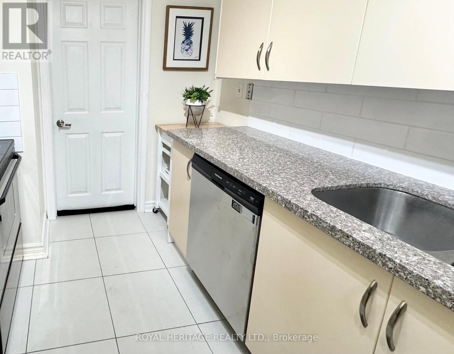 622 - 11753 Sheppard Avenue E, Toronto, ON - Indoor Photo Showing Kitchen