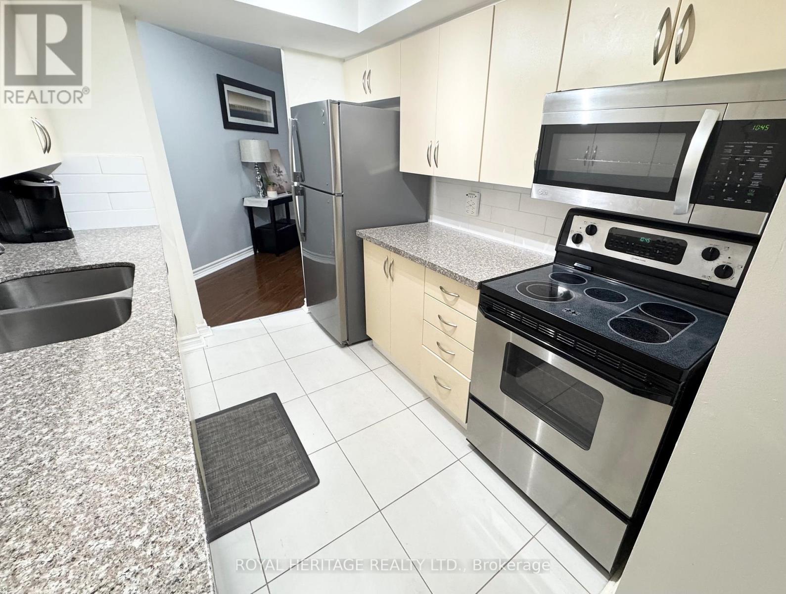 622 - 11753 Sheppard Avenue E, Toronto, ON - Indoor Photo Showing Kitchen With Double Sink