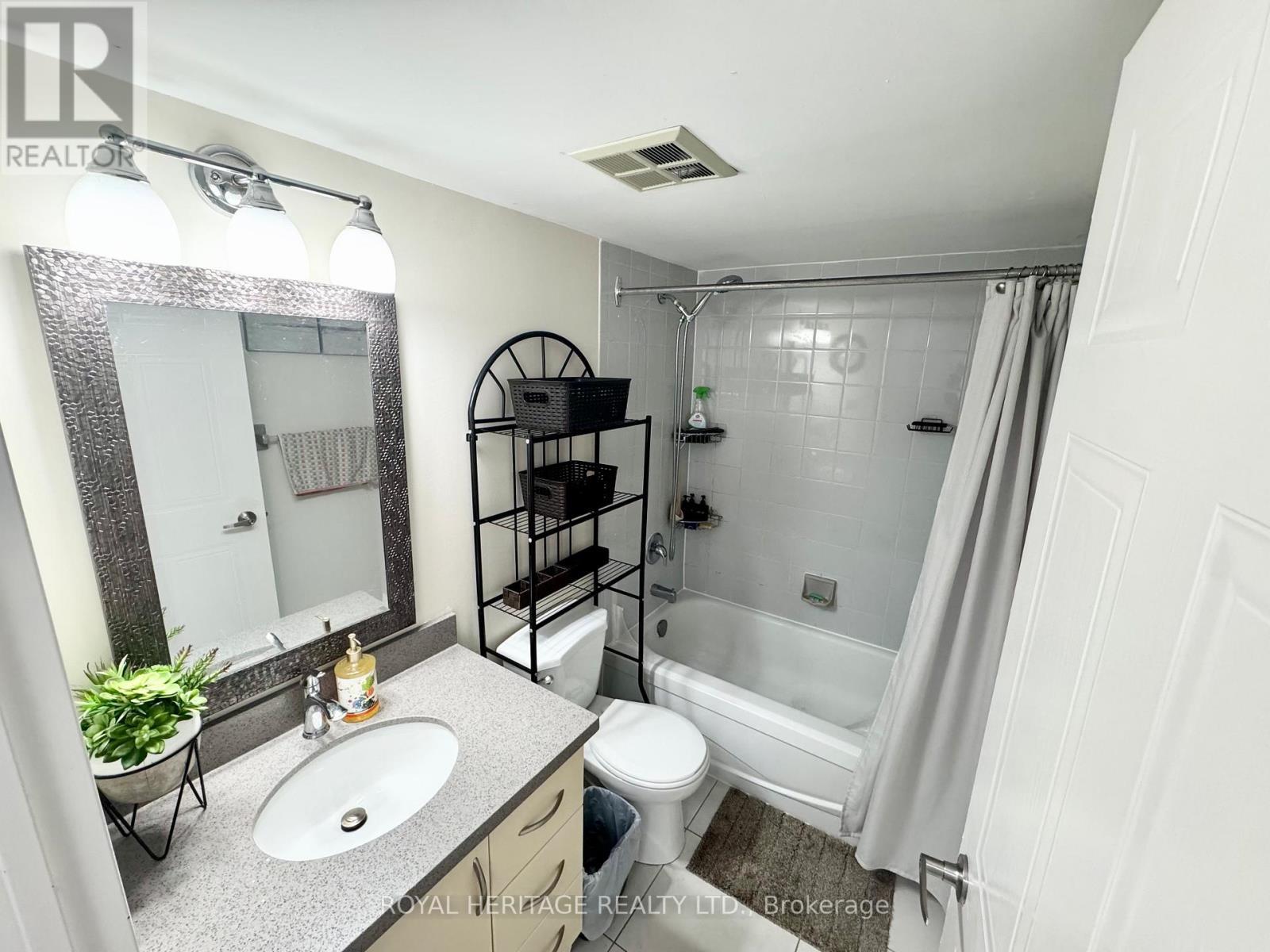 622 - 11753 Sheppard Avenue E, Toronto, ON - Indoor Photo Showing Bathroom