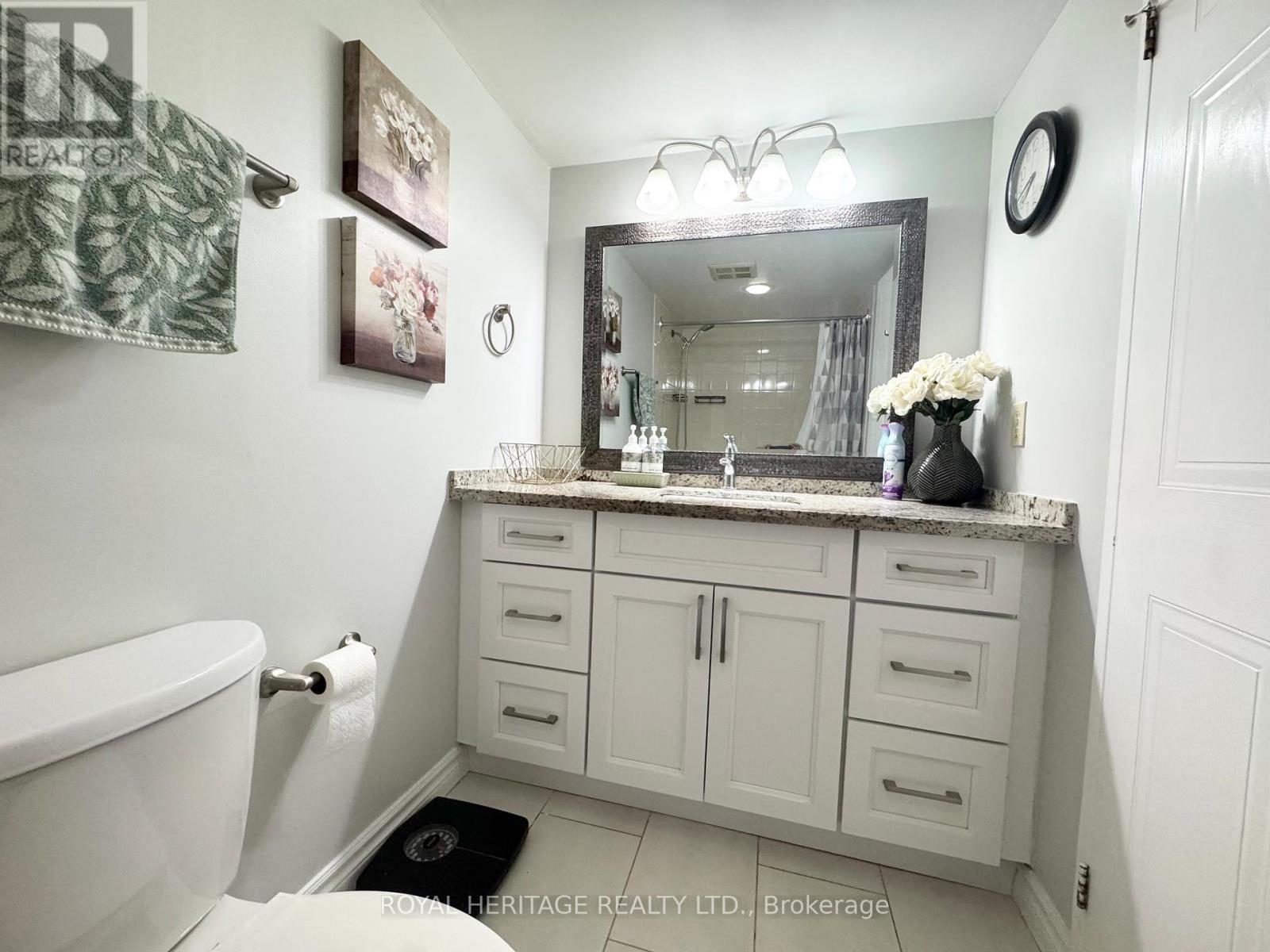 622 - 11753 Sheppard Avenue E, Toronto, ON - Indoor Photo Showing Bathroom