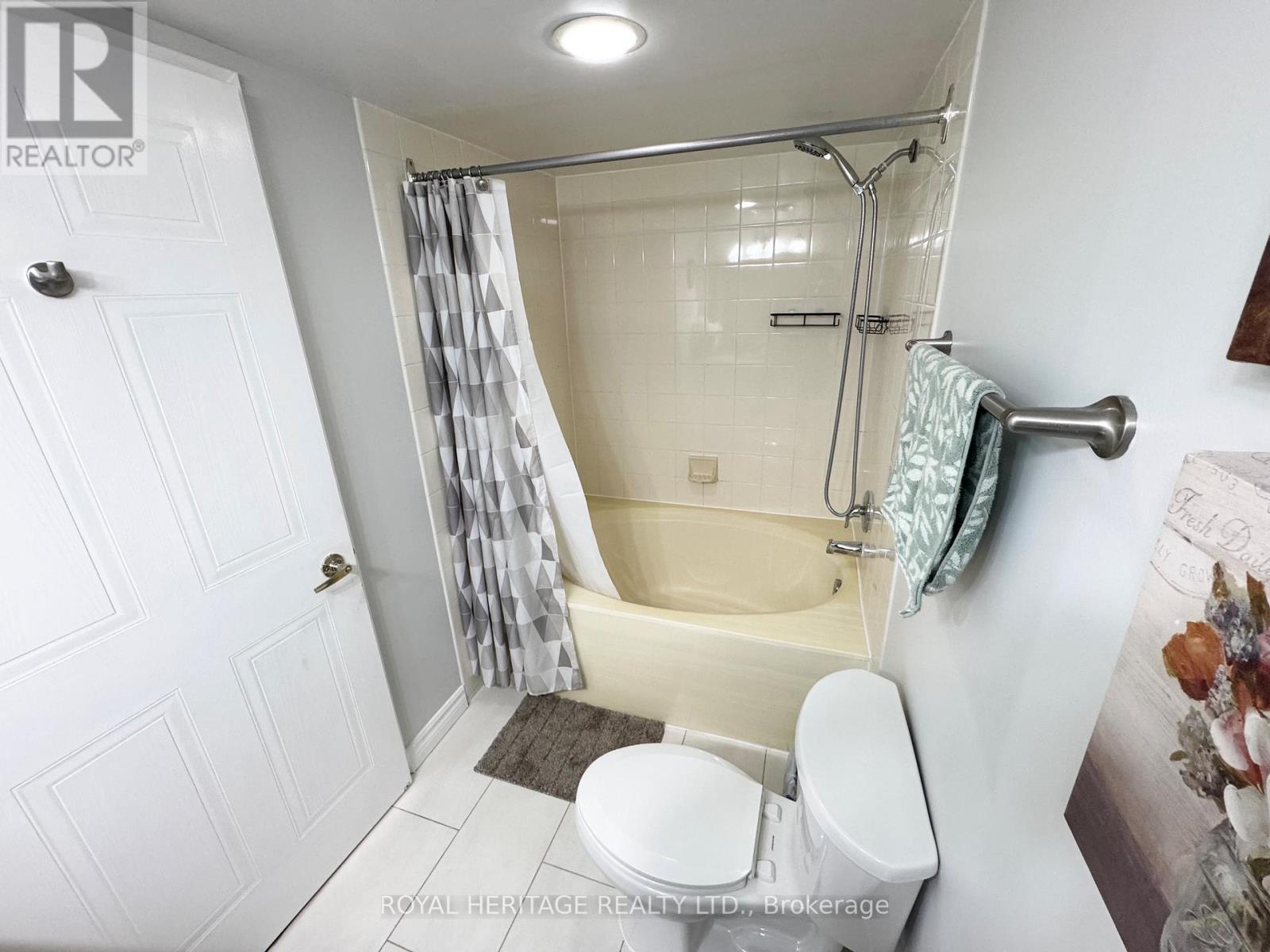 622 - 11753 Sheppard Avenue E, Toronto, ON - Indoor Photo Showing Bathroom