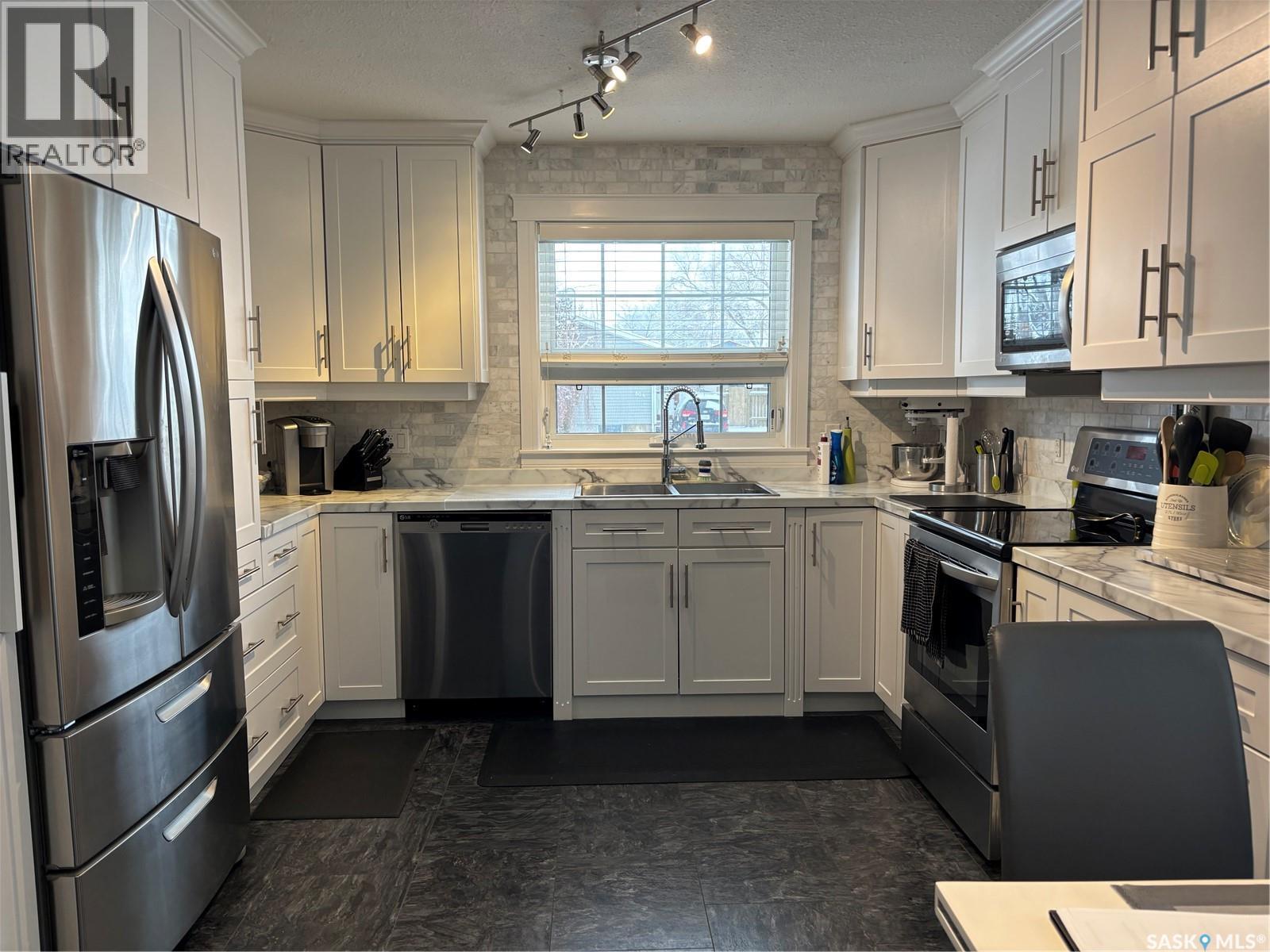1621 Blackwood Drive, Prince Albert, SK - Indoor Photo Showing Kitchen
