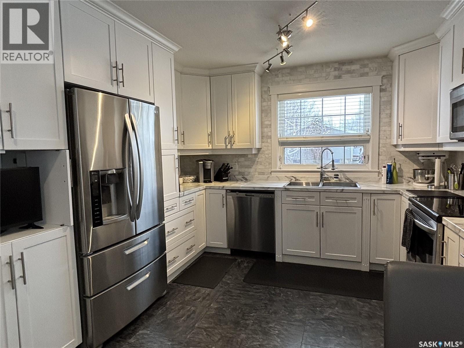1621 Blackwood Drive, Prince Albert, SK - Indoor Photo Showing Kitchen