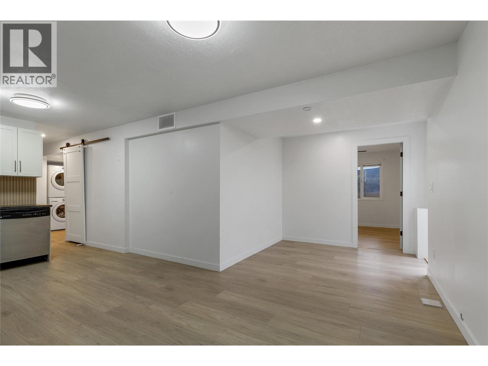 1527 40 Street, Vernon, BC - Indoor