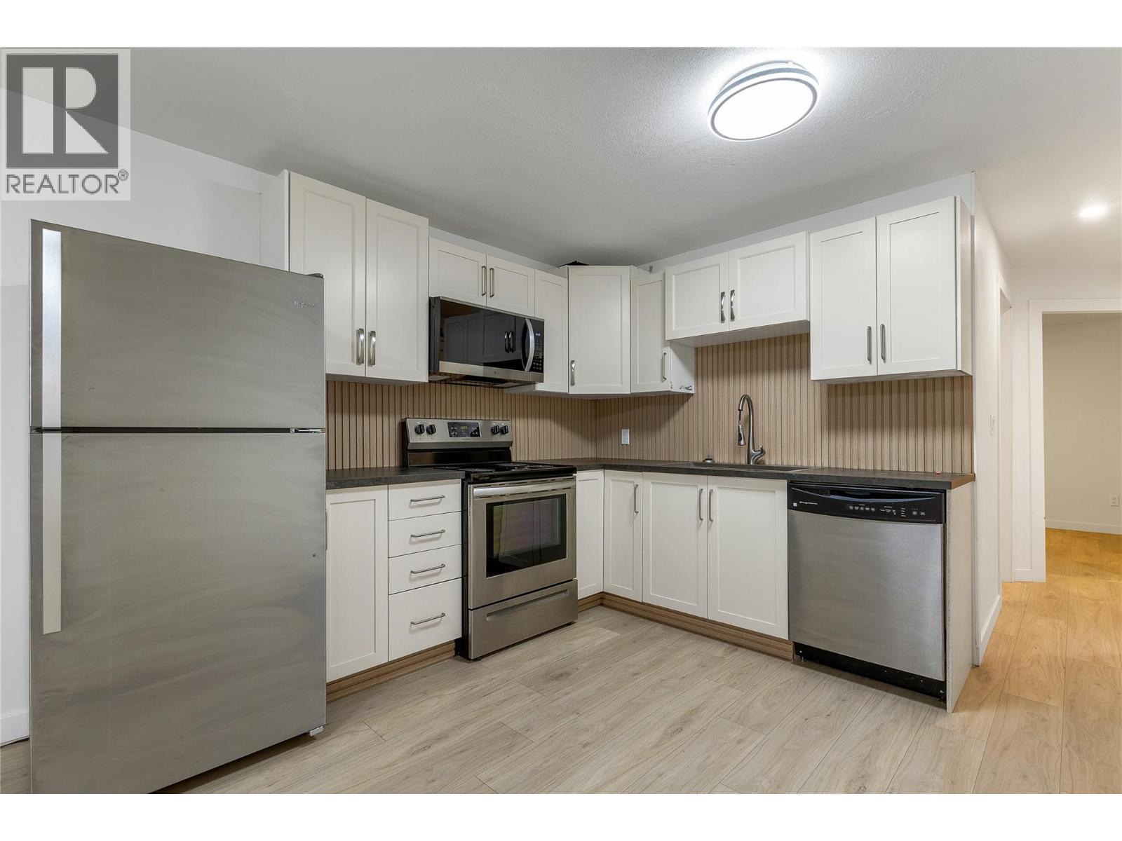 1527 40 Street, Vernon, BC - Indoor Photo Showing Kitchen