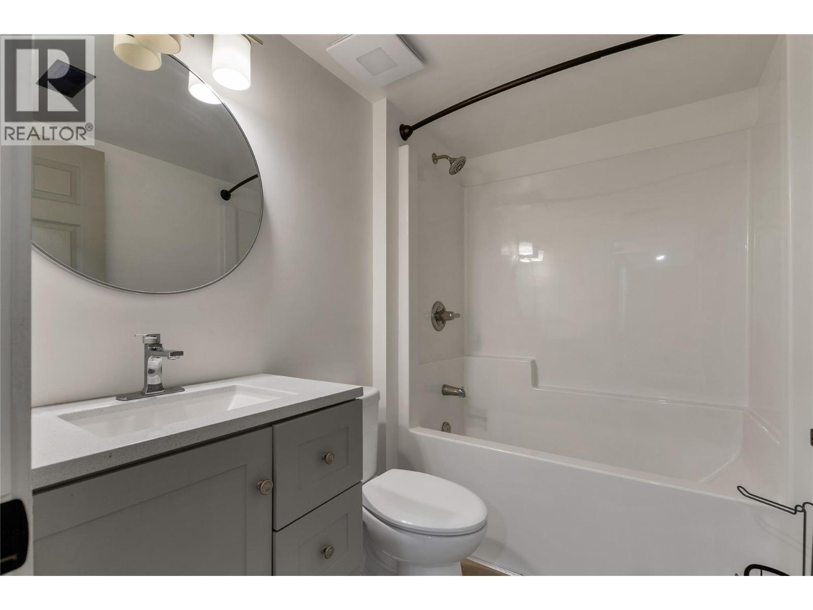 1527 40 Street, Vernon, BC - Indoor Photo Showing Bathroom