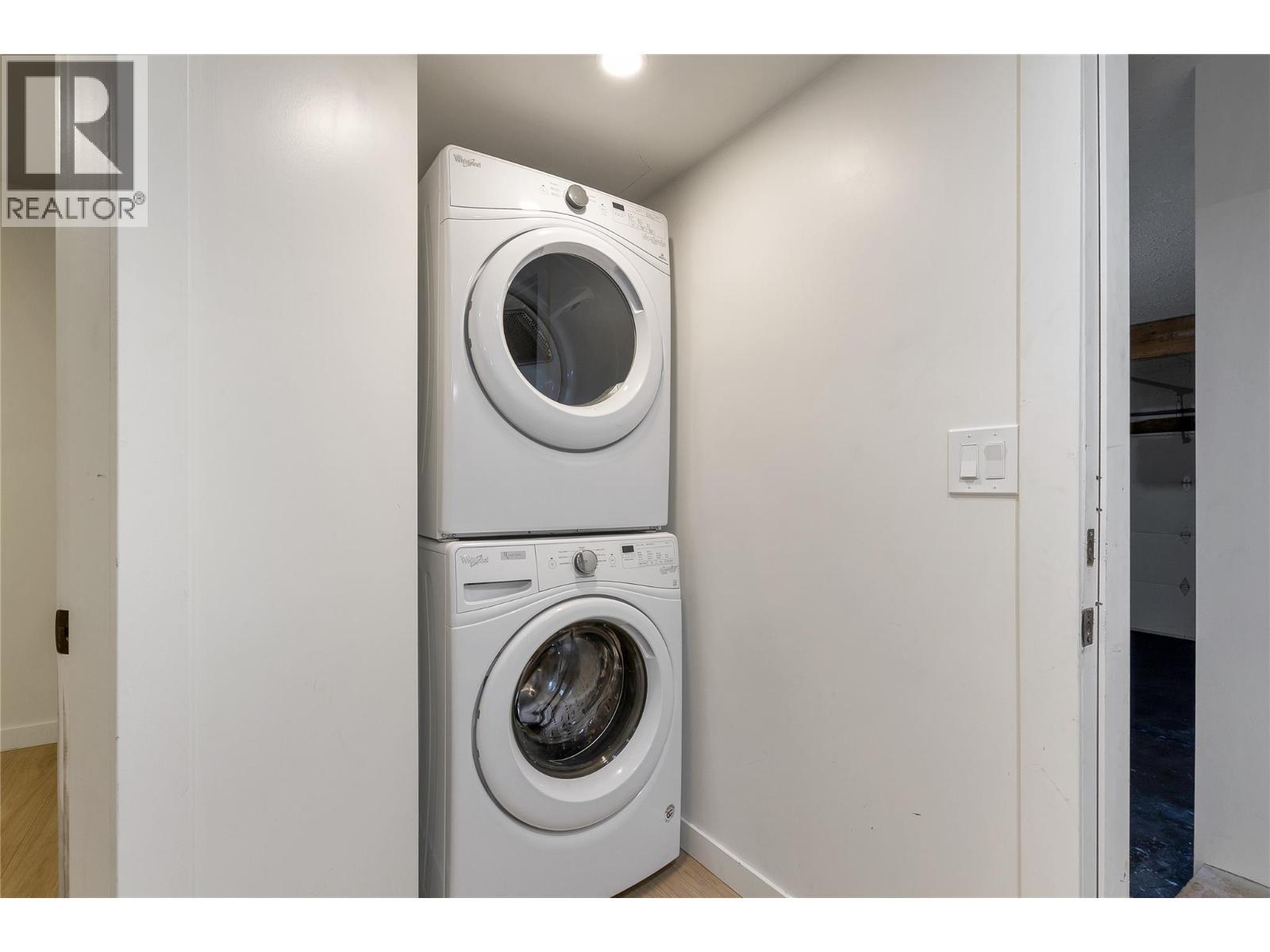1527 40 Street, Vernon, BC - Indoor Photo Showing Laundry Room