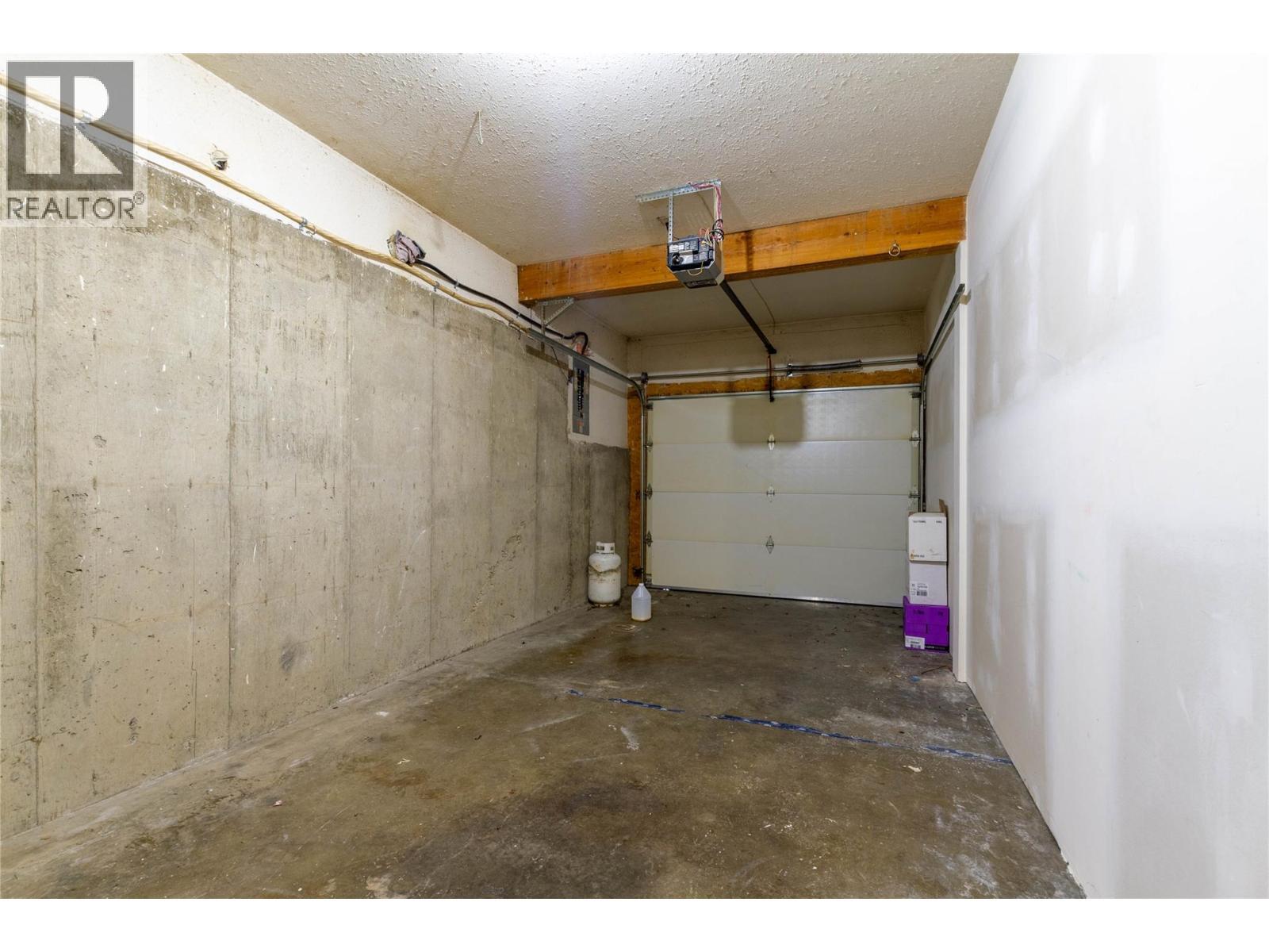 1527 40 Street, Vernon, BC - Indoor Photo Showing Garage