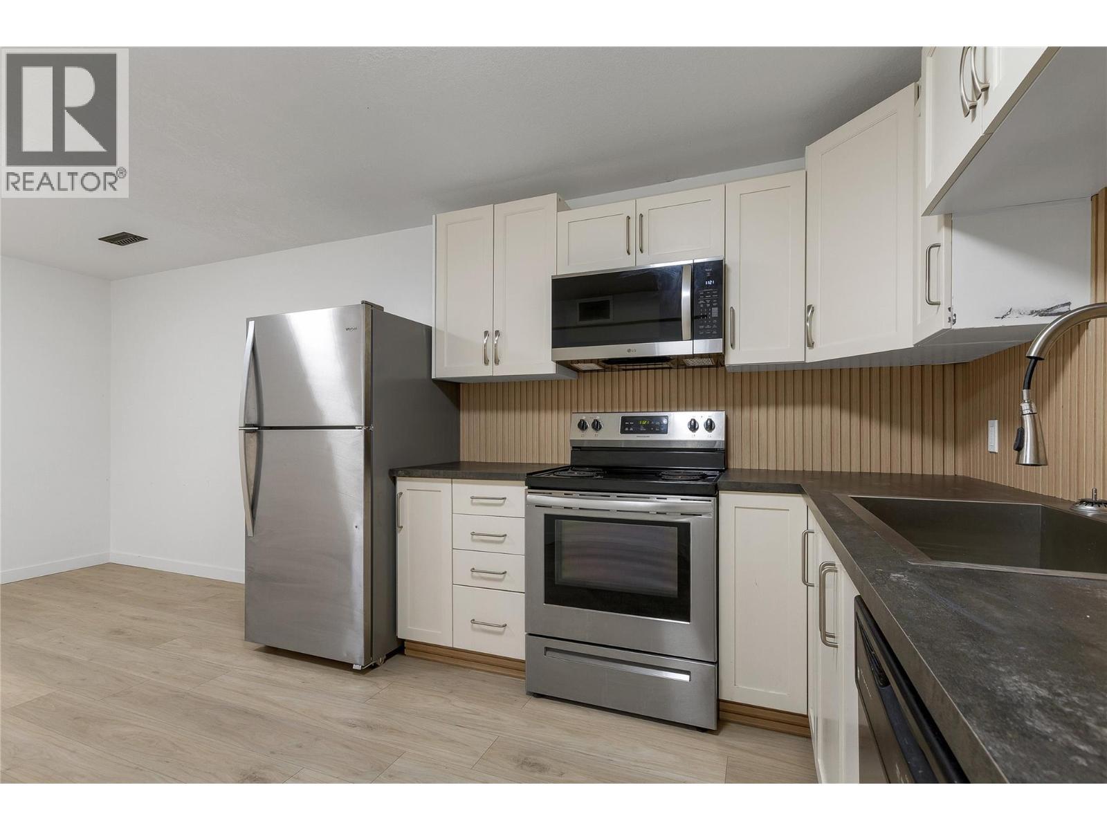1527 40 Street, Vernon, BC - Indoor Photo Showing Kitchen