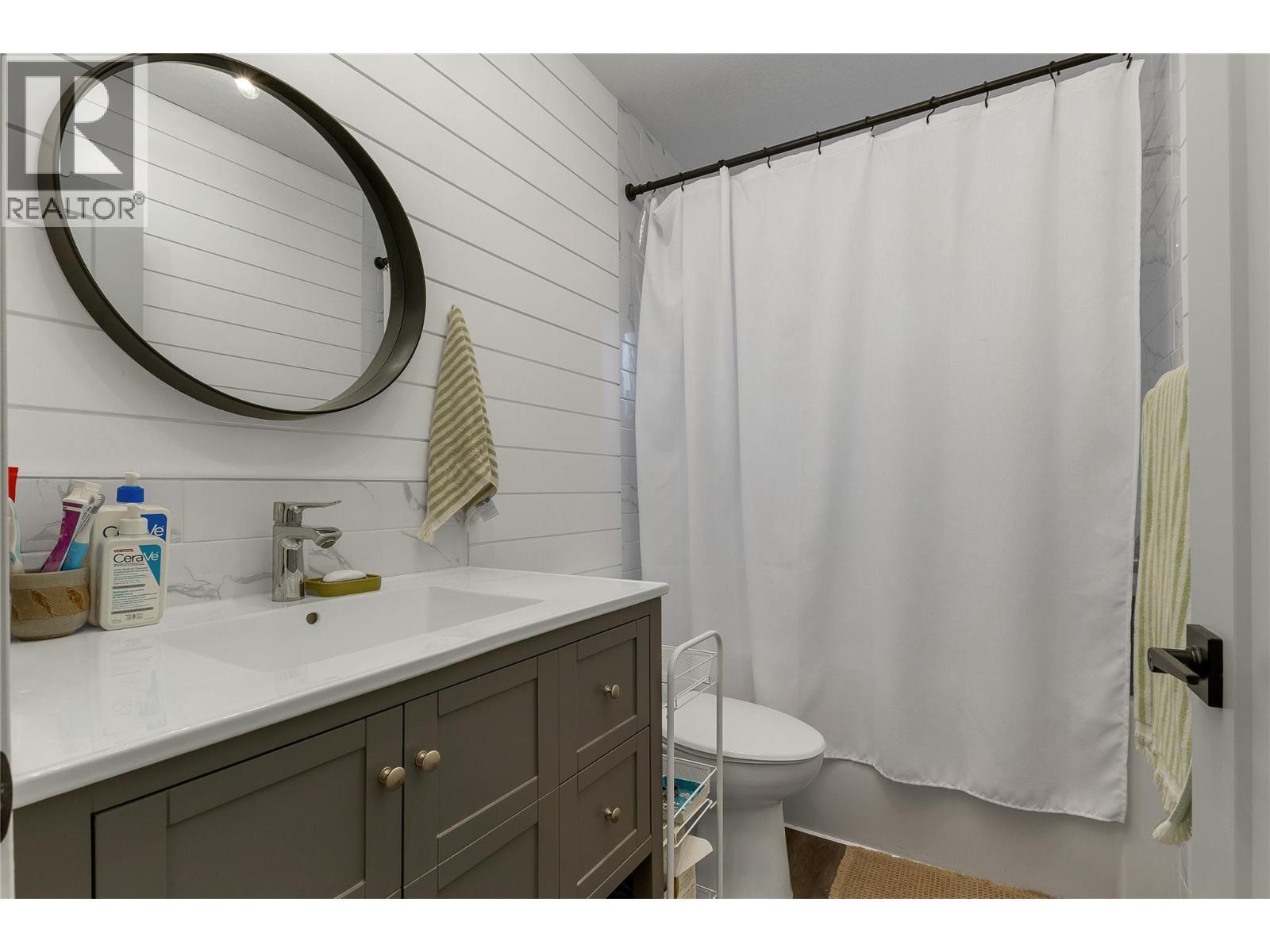 1527 40 Street, Vernon, BC - Indoor Photo Showing Bathroom