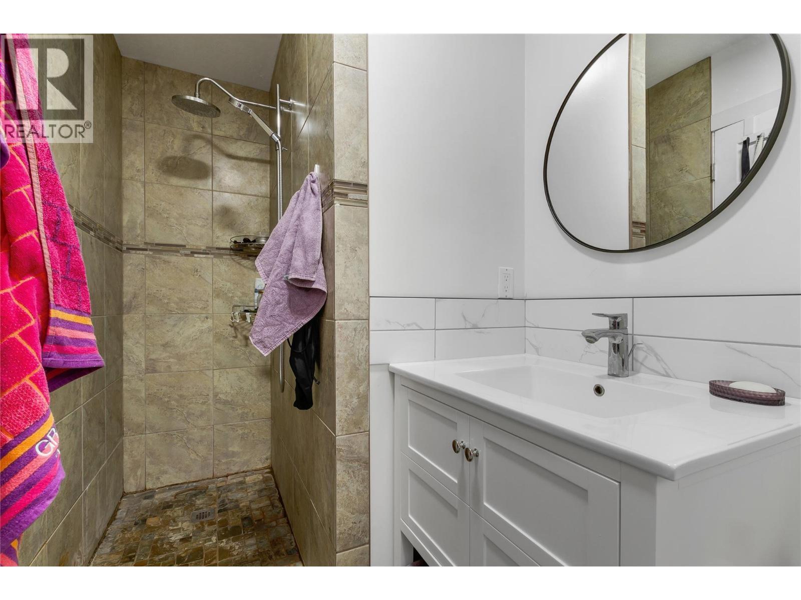 1527 40 Street, Vernon, BC - Indoor Photo Showing Bathroom