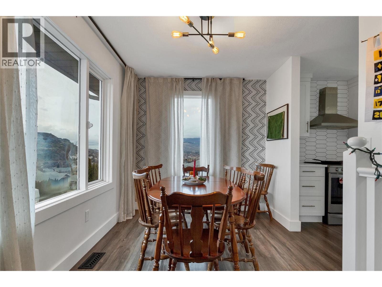 1527 40 Street, Vernon, BC - Indoor Photo Showing Dining Room