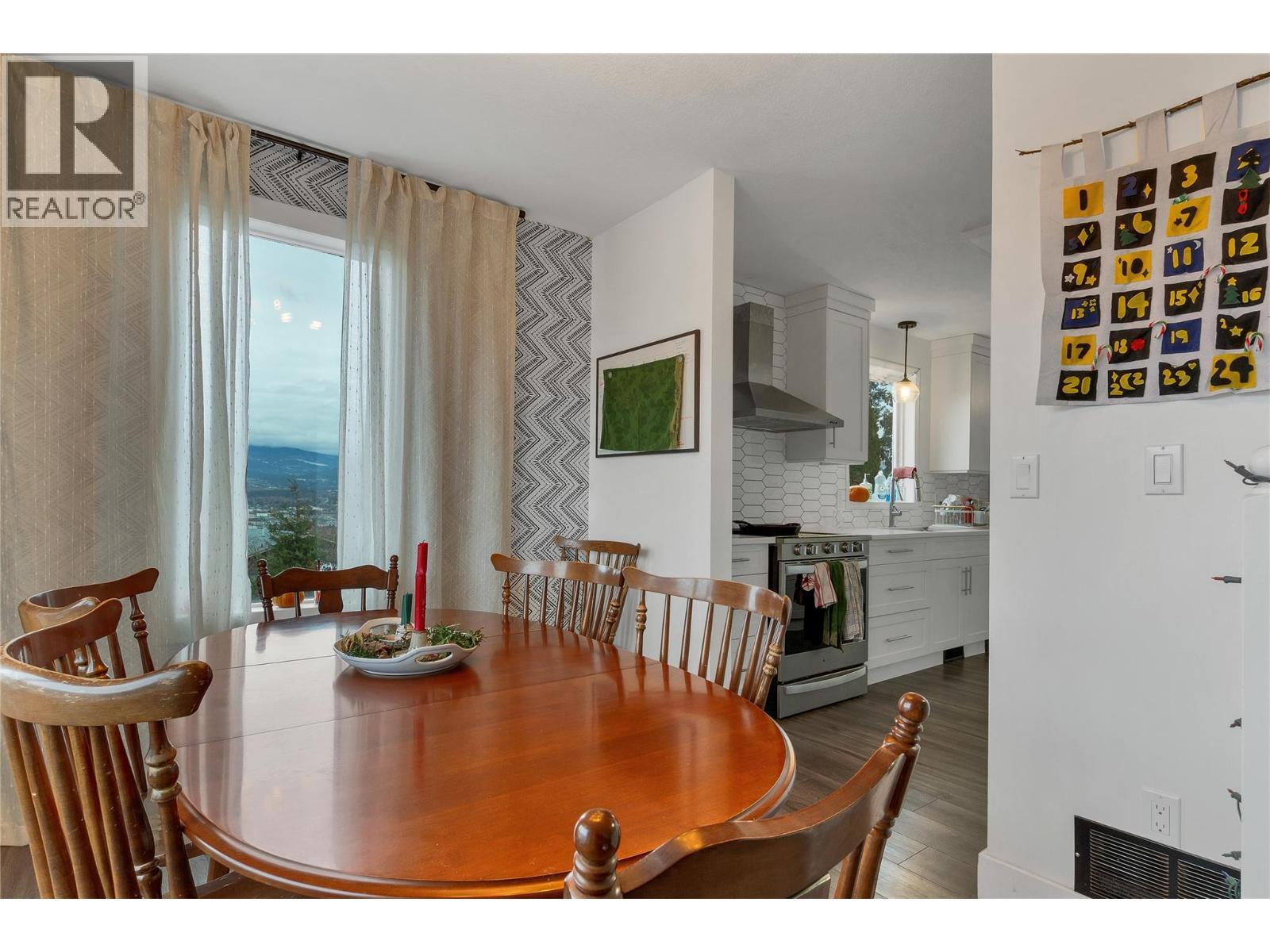1527 40 Street, Vernon, BC - Indoor Photo Showing Dining Room