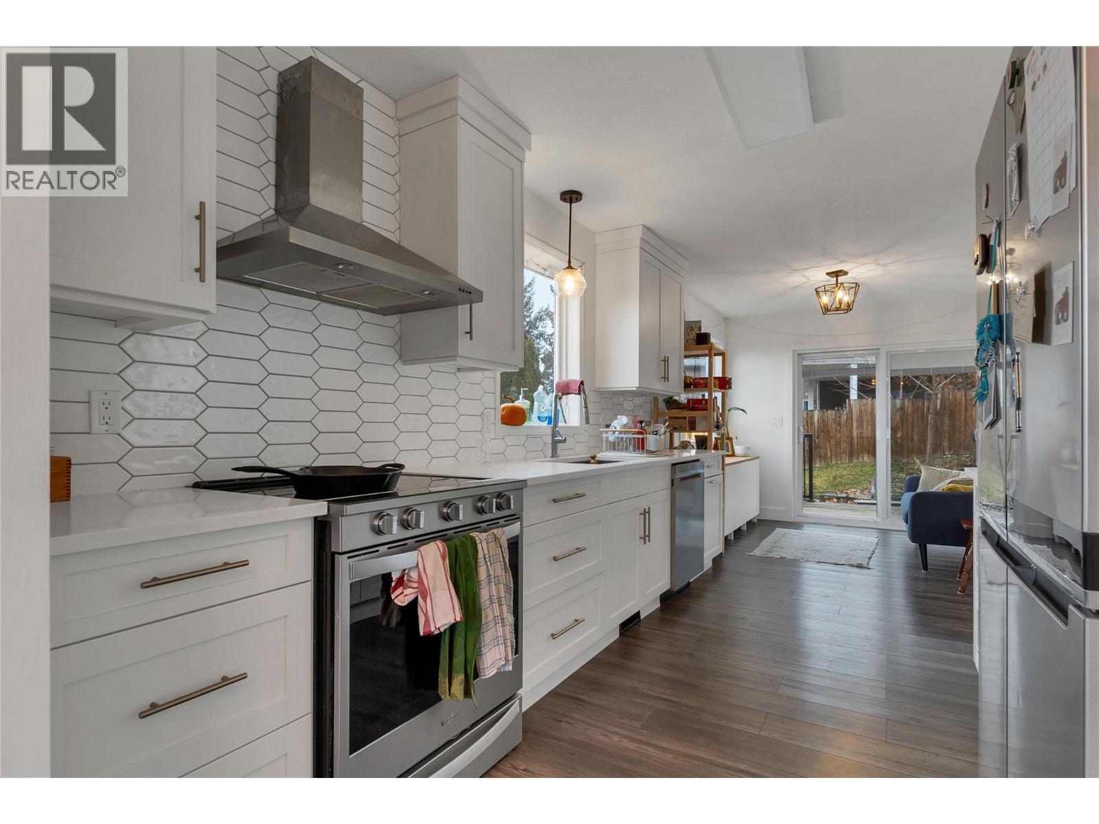 1527 40 Street, Vernon, BC - Indoor Photo Showing Kitchen With Upgraded Kitchen