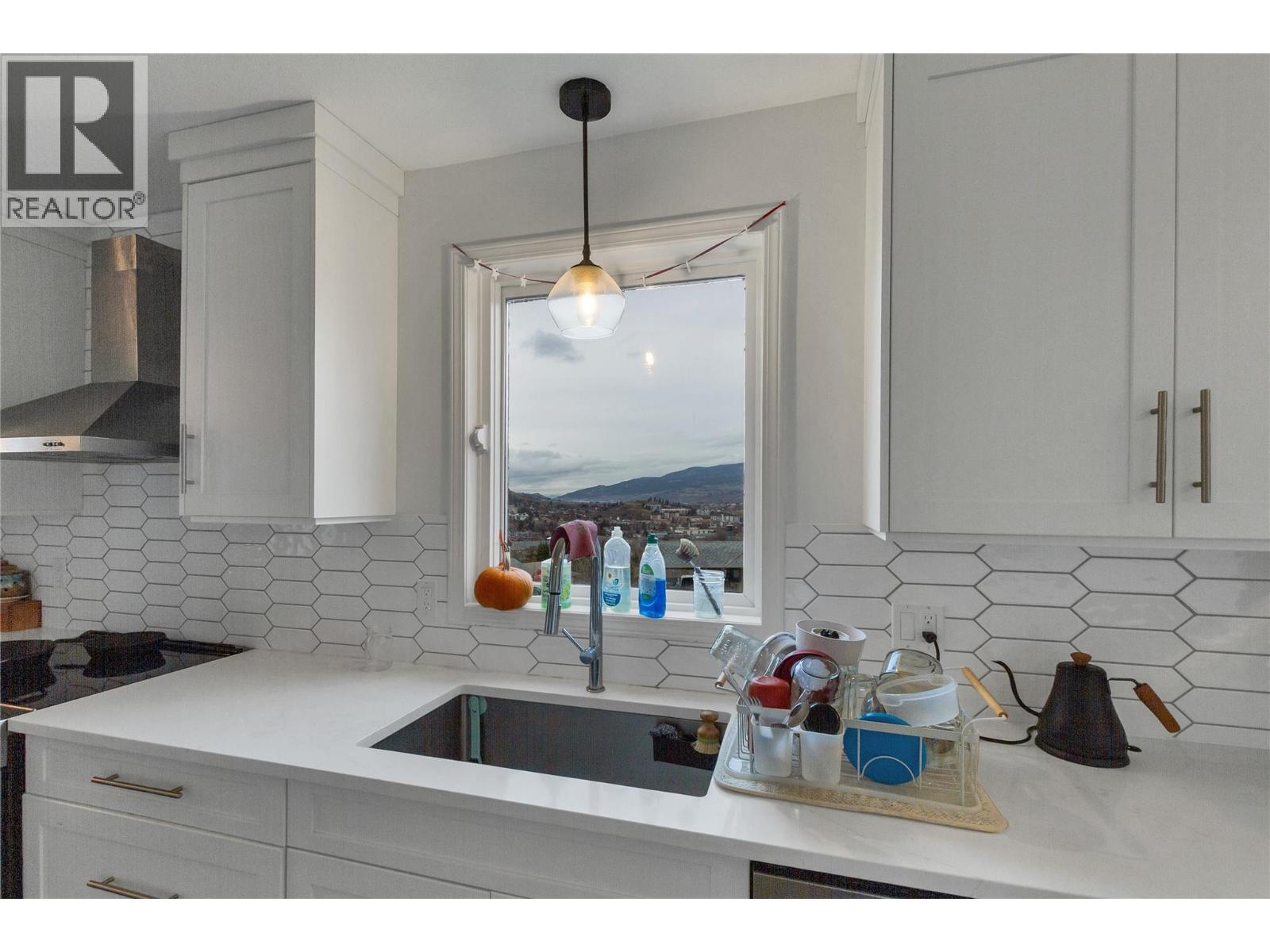 1527 40 Street, Vernon, BC - Indoor Photo Showing Kitchen