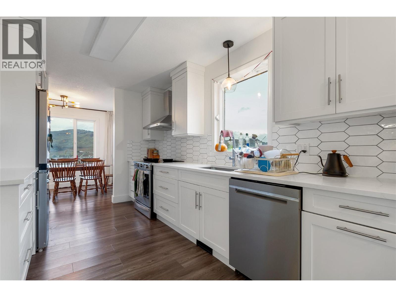 1527 40 Street, Vernon, BC - Indoor Photo Showing Kitchen With Upgraded Kitchen