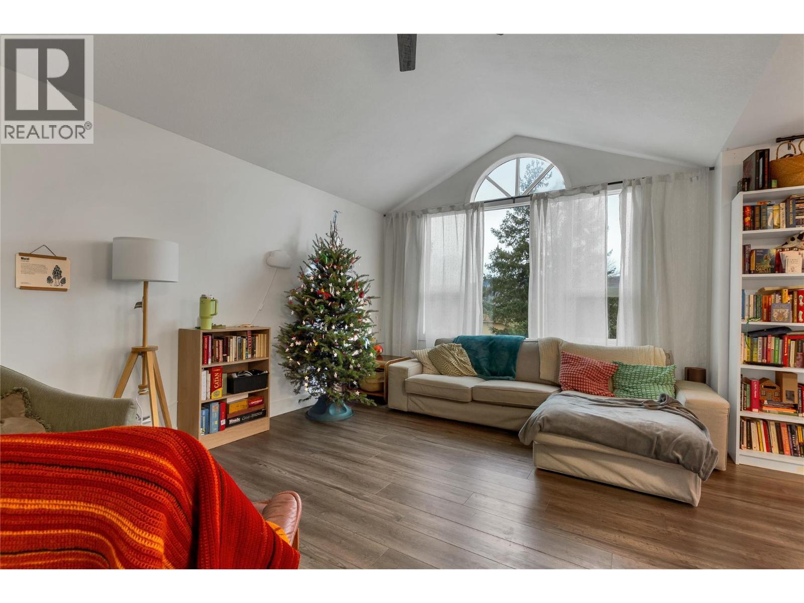 1527 40 Street, Vernon, BC - Indoor Photo Showing Living Room