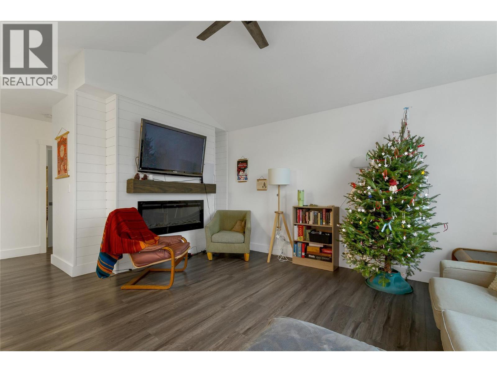 1527 40 Street, Vernon, BC - Indoor Photo Showing Living Room