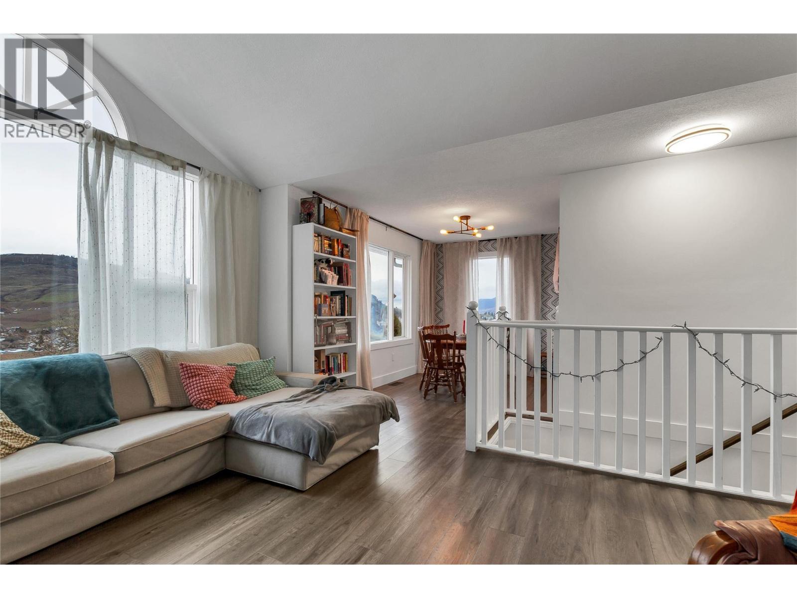 1527 40 Street, Vernon, BC - Indoor Photo Showing Living Room