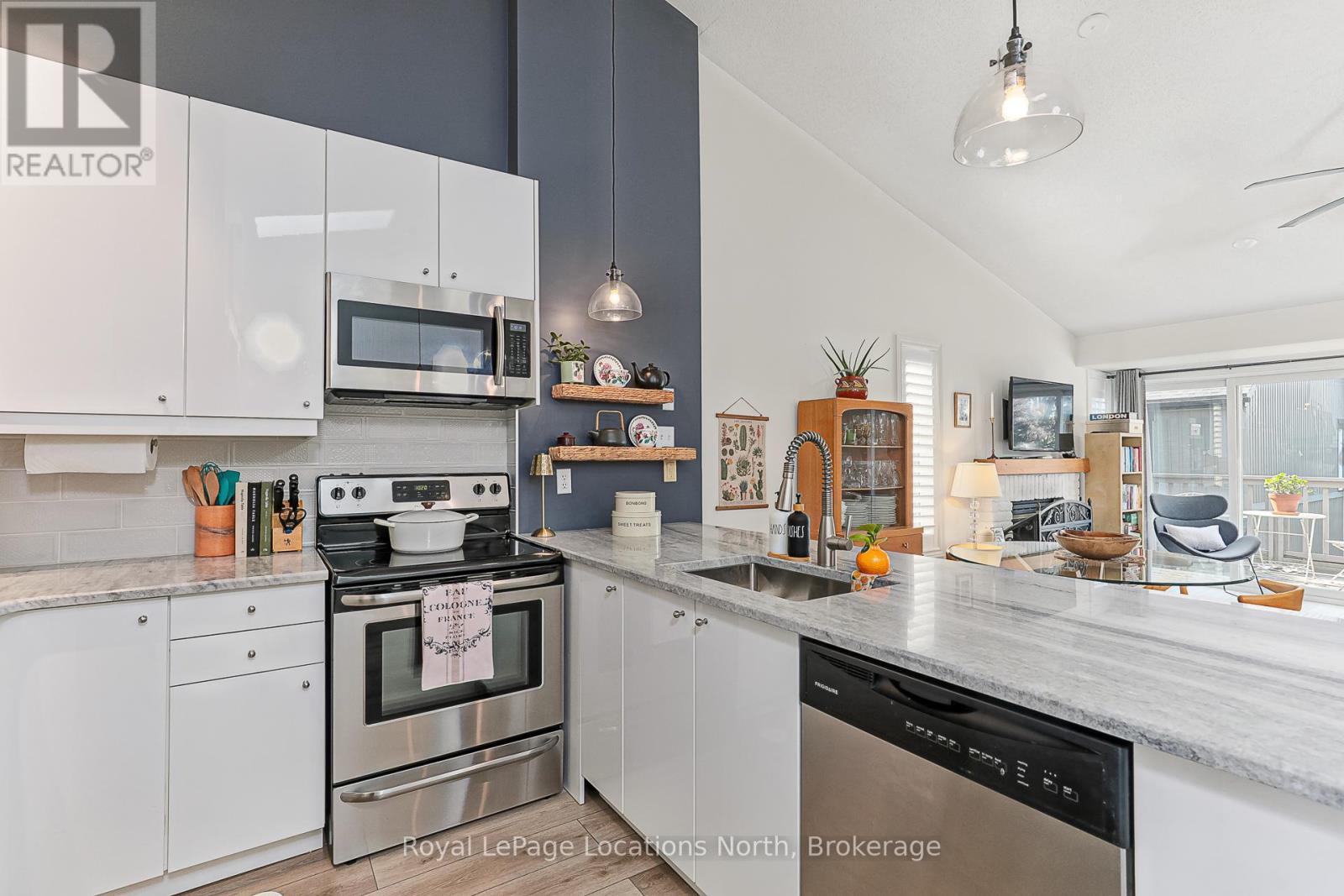 13 - 5 Harbour Street E, Collingwood, ON - Indoor Photo Showing Kitchen With Stainless Steel Kitchen