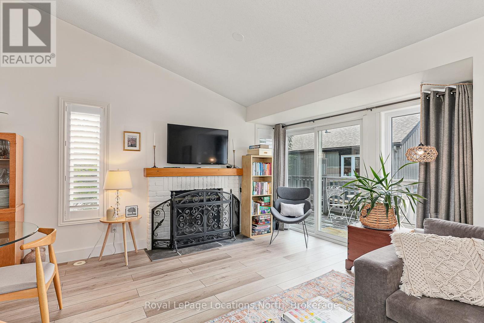 13 - 5 Harbour Street E, Collingwood, ON - Indoor Photo Showing Living Room With Fireplace